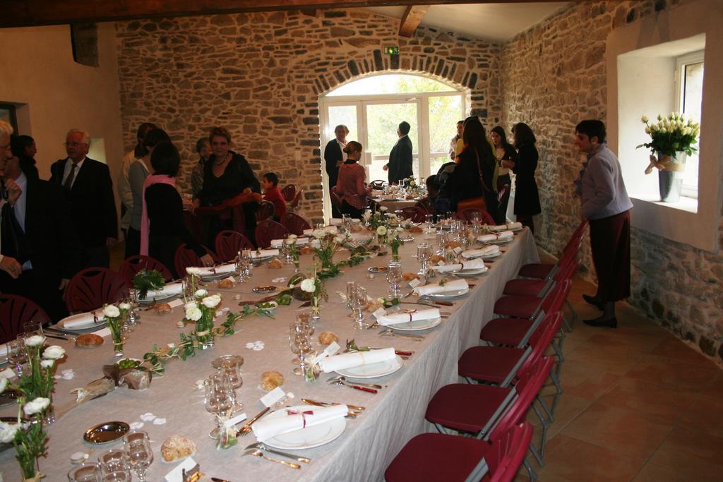 Les Jardins Du Mas Evesque Bed & Breakfast Rousson  Екстериор снимка