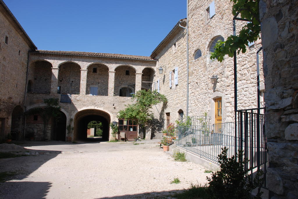 Les Jardins Du Mas Evesque Bed & Breakfast Rousson  Стая снимка